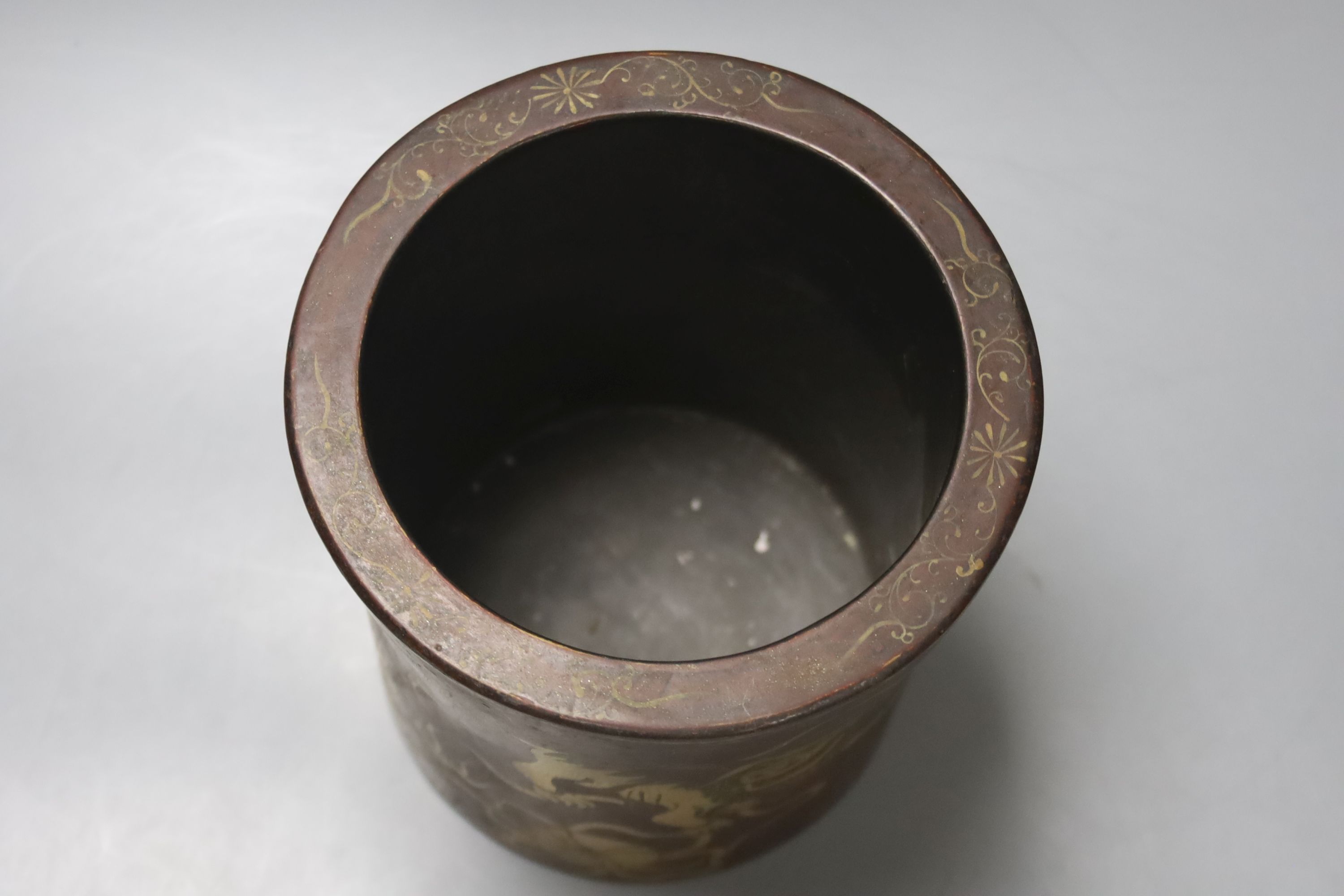 A Chinese lacquered brush pot / bitong, with gilt decoration of temple lions, character marks to underside, 16cm diameter 16cm high